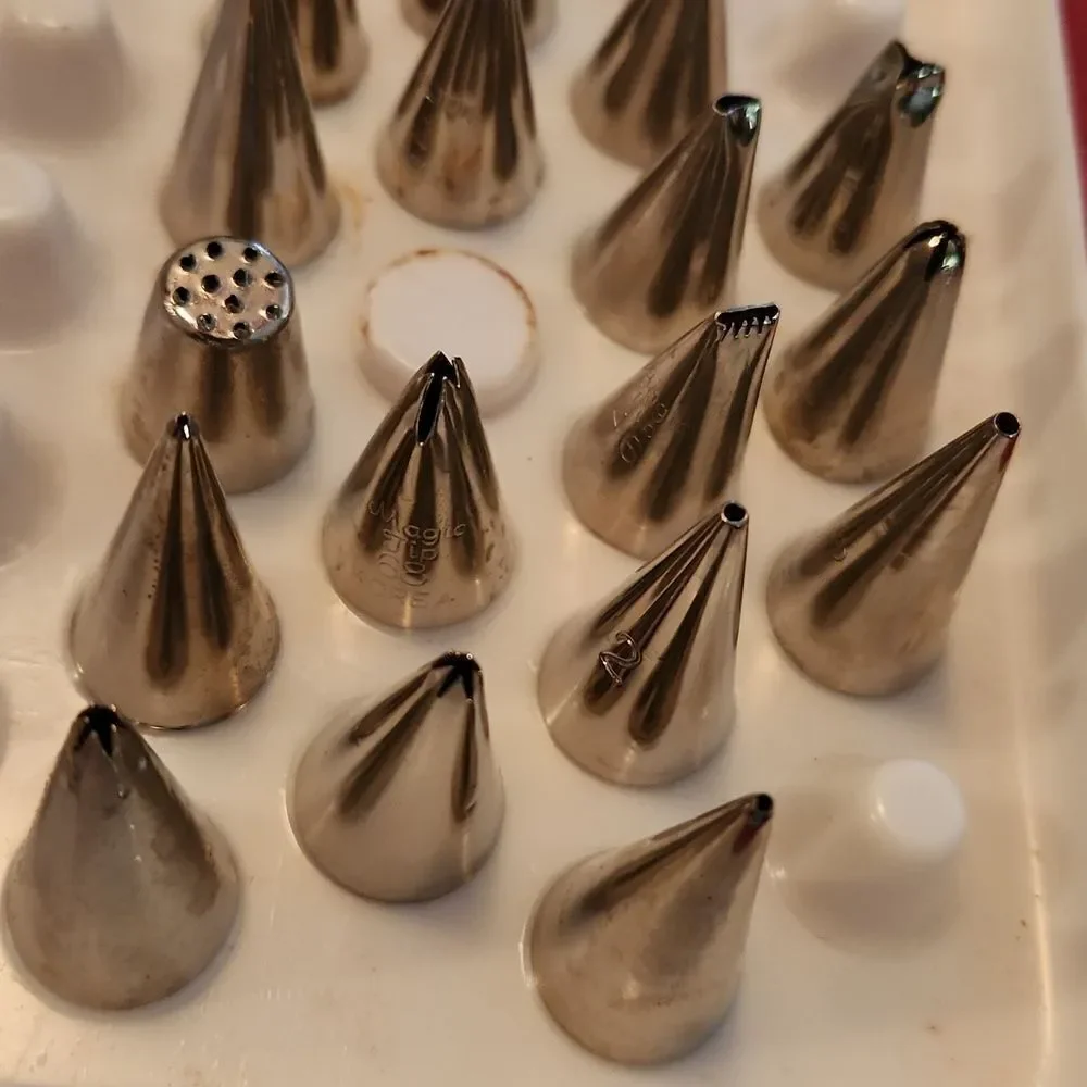 Wilton 1987 Cake Decorating Tip Set 17 pieces
